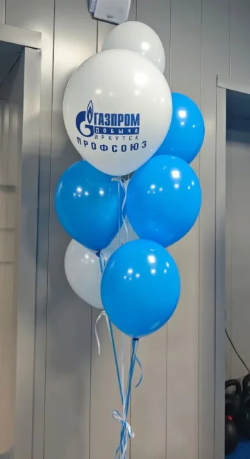 Фонтан с логотипом компании